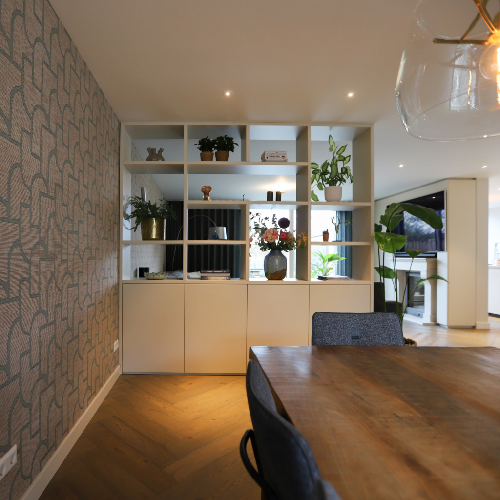 MAATWERK ROOMDIVIDER MET OPEN EN GESLOTEN VAKKEN 1