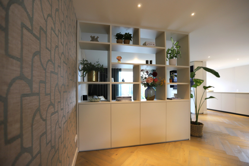 MAATWERK ROOMDIVIDER MET OPEN EN GESLOTEN VAKKEN 2