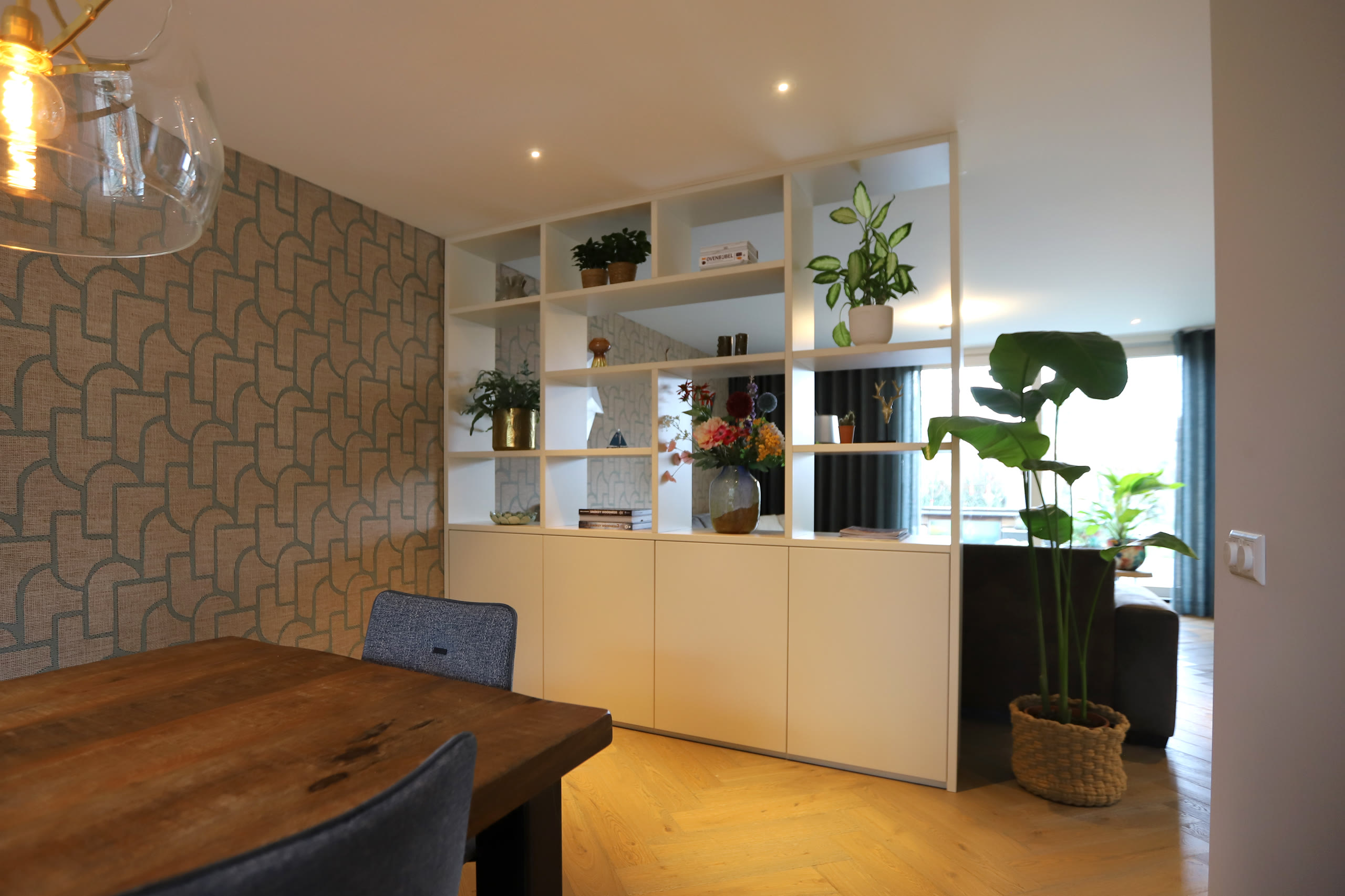 MAATWERK ROOMDIVIDER MET OPEN EN GESLOTEN VAKKEN