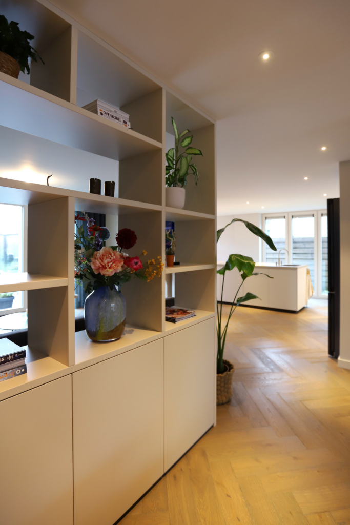 MAATWERK ROOMDIVIDER MET OPEN EN GESLOTEN VAKKEN 3
