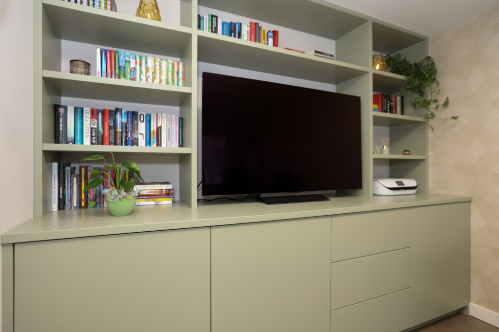 TV-MEUBEL IN JOA'S WHITE, SAMEN MET DE HAARD EEN GEHEEL 8