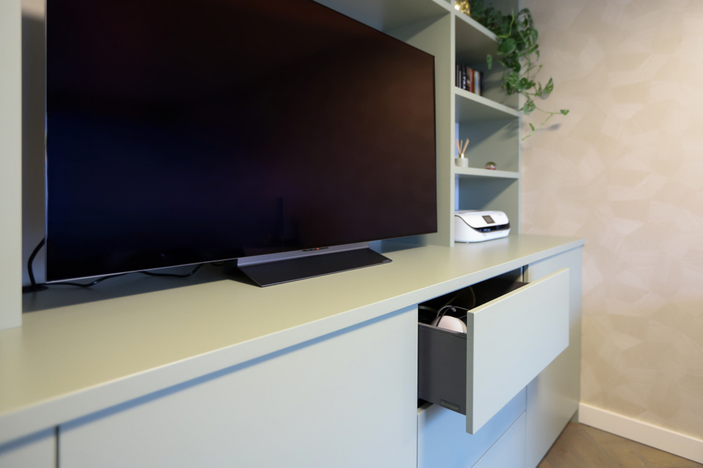 TV-MEUBEL IN JOA'S WHITE, SAMEN MET DE HAARD EEN GEHEEL 3