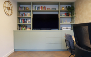 TV-MEUBEL IN JOA'S WHITE, SAMEN MET DE HAARD EEN GEHEEL
