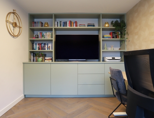 TV-MEUBEL IN JOA’S WHITE, SAMEN MET DE HAARD EEN GEHEEL