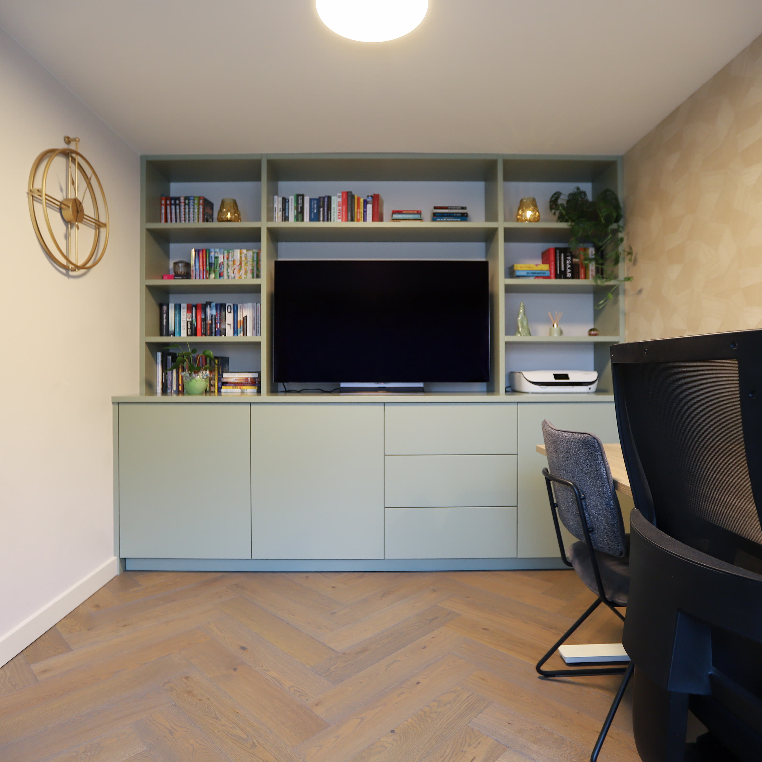TV-MEUBEL IN JOA'S WHITE, SAMEN MET DE HAARD EEN GEHEEL