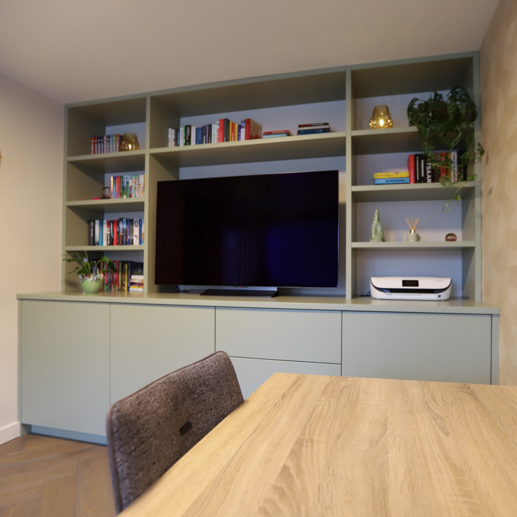 TV-MEUBEL IN JOA'S WHITE, SAMEN MET DE HAARD EEN GEHEEL 7