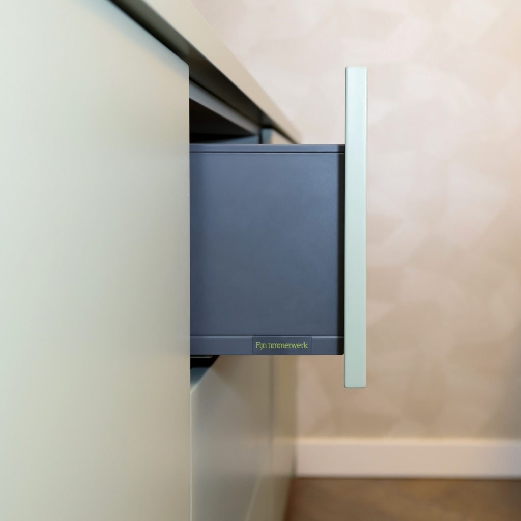 TV-MEUBEL IN JOA'S WHITE, SAMEN MET DE HAARD EEN GEHEEL 2